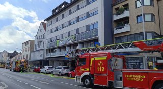 Feueralarm in Herford: Einsatzkräfte bekämpfen Brand nahe Hotel