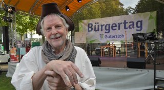 Mit vielen Fotos: Hunderte Gütersloher feiern Alltagshelden auf dem Dreiecksplatz