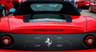 Zu lauter Ferrari: Bielefelder Polizisten schicken jungen Fahrer zu Fuß nach Hause