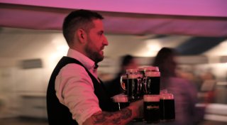 Thekendienst auf der Warburger Oktoberwoche: Teamwork, Tempo und viele Schritte