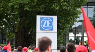 Tausende Menschen protestieren gegen Job-Abbau bei ZF