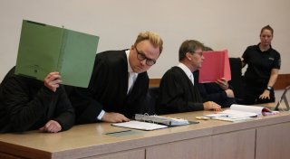 Mutter aus Lippe bietet eigene Tochter Bekannten (50) gegen Geld an - Geständnisse