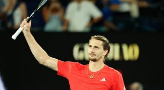 Küsschen und Training: Zverev hakt Auftaktsieg schnell ab