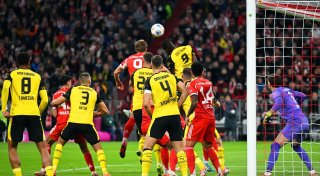 Kane per Kopf, Olise clever: Bayern schlägt BVB im Topspiel
