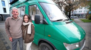 Vater und Tochter aus Gütersloh verwandeln alten Polizeibulli in stylischen Mini-Camper