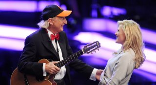 Otto als Oma, Opa und Baby in Video mit Helene Fischer