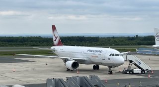 Rollbahn blockiert: Ferienjet braucht zweiten Landeanflug am Paderborner Airport