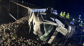 Hunderte Zuckerrüben auf der Rintelner Straße: Lkw kippt in Lemgo um