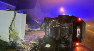 Junger Mercedesfahrer rutscht in Bielefeld gegen Mauer und fällt auf die Seite