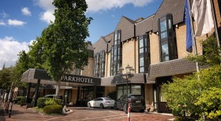 Plötzlicher Besuch vor Gütersloher Luxus-Hotel - Wildschwein in Innenstadt aufgetaucht