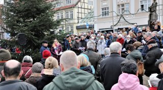 Hunderte beim Weihnachtssingen auf dem Warburger Neustadt-Marktplatz