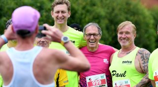 Mit vielen Fotos: Olympiasieger Dieter Baumann verbreitet in Löhne gute Laune