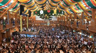 Gleich am zweiten Tag: Bayern-Profis und Coach auf Wiesn