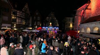Historischer Kirchplatz in Delbrück wird zum stimmungsvollen Weihnachtsdorf
