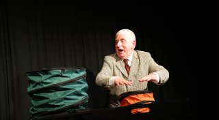 Erwin Grosche begeistert mit Pipifax und Wortakrobatik in Paderborn