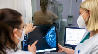 Mehr als 2.000 Frauen betroffen - Mammografie-Fehler empören
