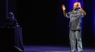 Anuraj Sri Rajarajendran wird in Bielefeld Deutscher Meister im Poetry-Slam