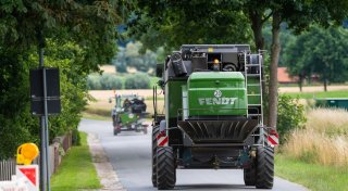 Gefährliche Erntezeit: Große Gefährte und Bauernglatteis