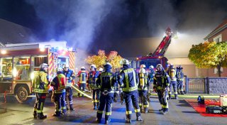 Bauernhof in Borchen brennt in der Nacht - viele Tiere bleiben unverletzt