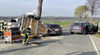 Unfall mit Pferdeanhänger: Feuerwehr rettet Tier bei Bad Wünnenberg