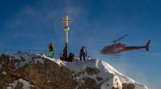 Zugspitze glänzt wieder - Gipfelkreuz neu vergoldet zurück
