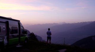Statt Campingplatz: Jede Nacht ein anderer Hof - lohnt das?
