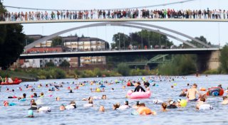 Die große Fotostrecke: Mehr als 800 Teilnehmer beim Weserschwimmen in Minden
