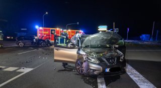 Zwei Verletzte bei Kreuzungsunfall in Porta Westfalica - Feuerwehr im Einsatz