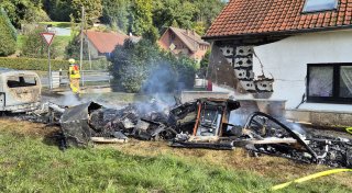 Pkw und Wohnwagen durch Brand in Bad Oeynhausen völlig zerstört