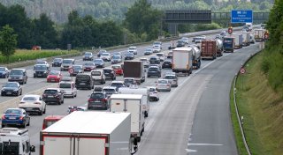 Feiertag und Ferienbeginn - Engpässe auf Autobahnen erwartet