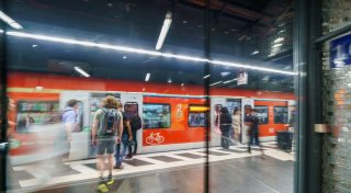 Jeder sechste Studierende pendelt über eine Stunde zur Uni