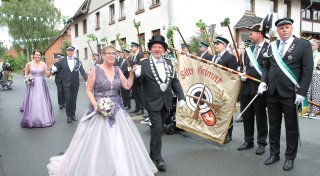 Majestäten in Flieder: Großes Schützenfest für Matthias und Marianne Stock in Rolfzen