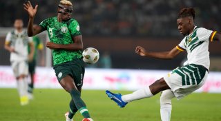 Riss in der Scheibe: Nigerias Nationalelf muss notlanden