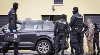 Razzia im Kreis Lippe bei mutmaßlich rechtsradikaler Gruppe mit Waffen