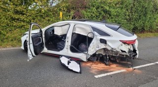 Gefährlicher Unfall in Hiddenhausen: Kombi prallt in Anhänger voller Propangas