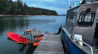 Drei Männer mit selbstgebautem Bierbank-Boot aus dem Verkehr gezogen