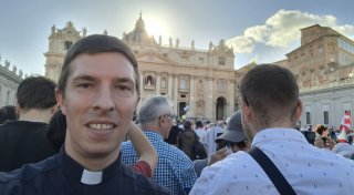 Bielefelder Vikar erlebt den frisch gewählten Papst Leo XIV. live auf dem Petersplatz