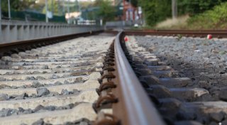 Bielefelder will Frau vor Belästigung schützen und landet auf den Gleisen
