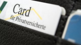 Drastische Beitragserhöhung: So können Privatversicherte Kosten sparen