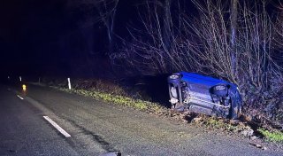 Betrunkener Autofahrer landet im Graben - und schnauzt Bielefelder Helfer an