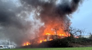Großbrand in Bielefelder Industriehalle: Feuerwehr löscht Flammen nach stundenlangem Einsatz