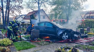 86-Jähriger baut Autounfall auf Friedhof - Gräber verwüstet