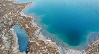 Forscher entdecken meterhohe Schlote im Toten Meer