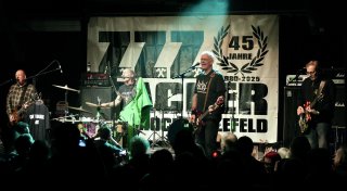 Bielefelder Kult-Punkband „ZZZ Hacker“ feiert 45-Jähriges vor vollem Haus