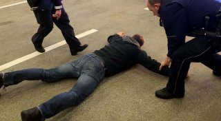 Verletzte Polizistin in Bielefeld: Fremder Randalierer rastet im Hausflur aus