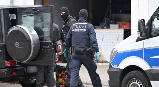 Polizei stellt Waffen und Drogen bei Razzia sicher