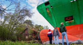 Da steht ein Containerschiff vor dem Fenster