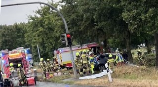 Lkw rammt Auto auf B64 bei Paderborn-Elsen - Frau lebensgefährlich verletzt