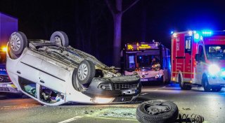 Schwerer Unfall in Bielefeld: Kleinwagen landet auf dem Dach