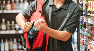 Waren bald hinter Glas? Handel klagt über Diebesbanden